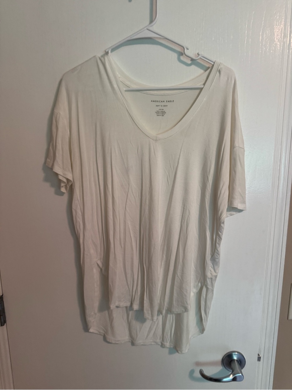 American Eagle Outfitters Cream V-Neck Short Sleeve Tee